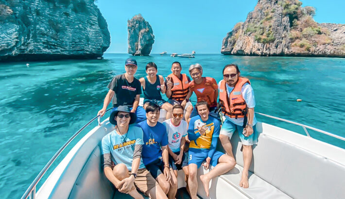 Which is best? Phuket Private Speedboat Tours, Group Tour or Yacht Charter